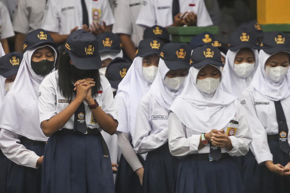 Sejumlah siswa berdoa bersama untuk anak Ridwan Kamil di SMPN 1 Depok, Jawa Barat, Senin (30/5/2022). Doa bersama tersebut ditunjukkan untuk Emmeril Kahn Mumtadz anak dari Gubernur Jawa Barat Ridwan Kamil yang hilang di Sungai Aare, Swiss agar segera dite