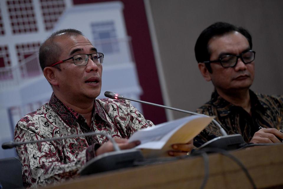 Ketua KPU Hasyim Asy'ari (kiri) dan Anggota KPU Yulianto Sudrajat memberikan keterangan pers di Kantor KPU, Jakarta, Senin (30/5/2022). 