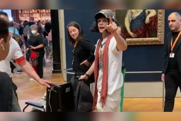 Pelaku pelemparan cake ke lukisan Monalisa