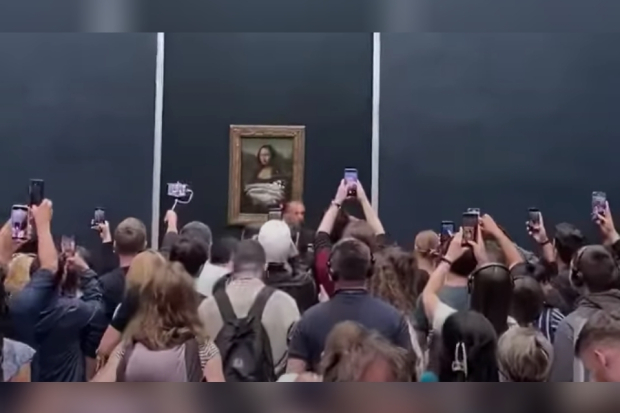 Lukisan Monalisa setelah dilempar cake