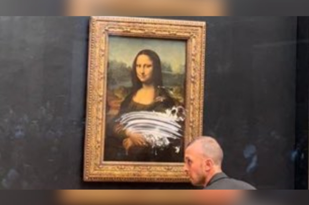 Kondisi lukisan Monalisa setelah dilempar cake