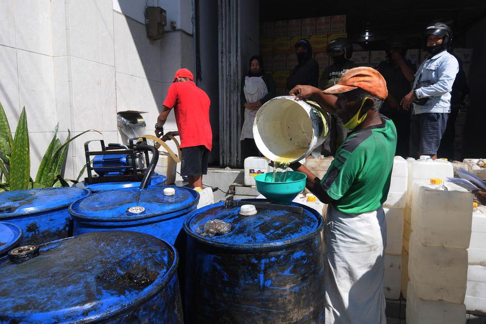 Pekerja melayani pembeli minyak goreng curah di Salatiga, Jawa Tengah, Selasa (31/5/2022). Menjelang pencabutan subsidi minyak goreng curah, stok minyak goreng curah di Salatiga masih tersedia yang dijual dengan harga Rp15.500 per kilogram.