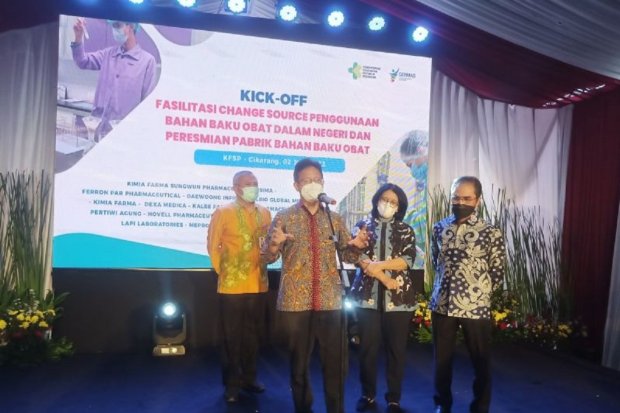 Menteri Kesehatan Budi Gunadi Sadikin saat meresmikan pabrik obat Kimia Farma Sungwun Pharmacopia di Cibitung, Jawa Barat, Kamis (2/6). Foto: Antara.