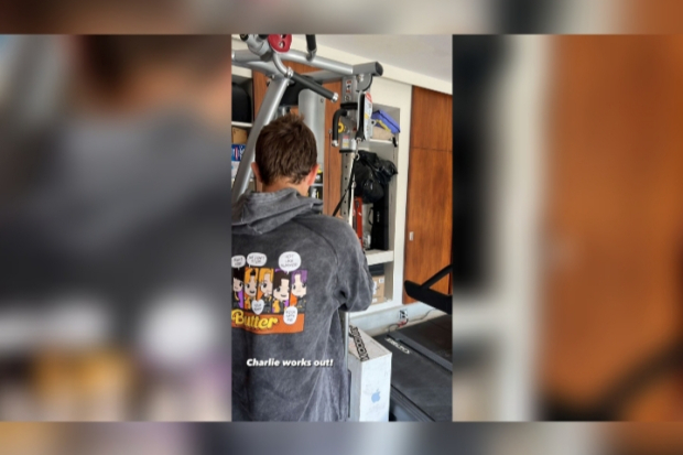 Charlie Puth pakai hoodie TinyTAN