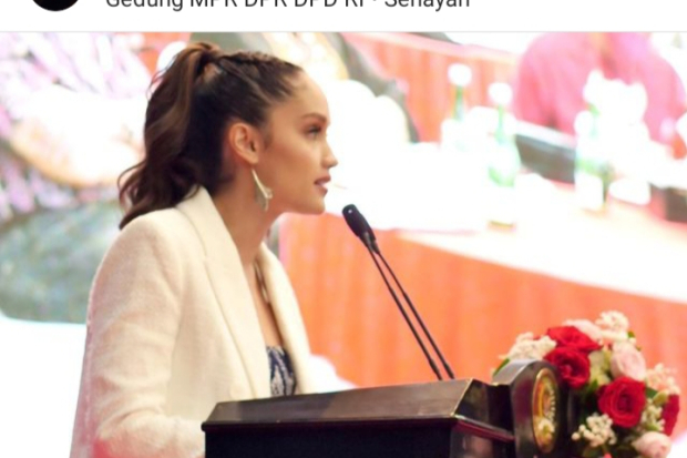 Cinta Laura Pidato di Gedung MPR RI
