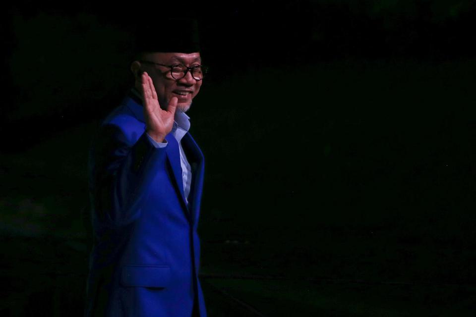 Ketua Umum PAN Zulkifli Hasan melambaikan tangan usai memberikan sambutan pada acara silaturahmi Koalisi Indonesia Bersatu (KIB) di Plataran Senayan, Jakarta, Sabtu (4/6/2022). 