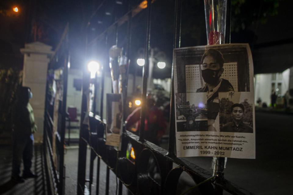 Warga melihat foto almarhum Emmeril Khan Mumtadz yang dipajang di pagar sebagai ungkapan belasungkawa di Gedung Negara Pakuan, Bandung, Jawa Barat, Sabtu (4/6/2022). 