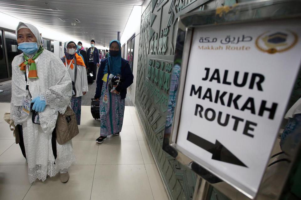 Jamaah calon haji bersiap memasuki pesawat di Terminal 2F Bandara Soekarno Hatta, Tangerang, Banten, Sabtu (4/6/2022). Sebanyak 393 jamaah calon haji kelompok terbang (kloter) pertama asal Jakarta mulai diberangkatkan ke Madinah, Arab Saudi.