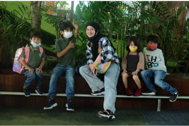 Retno Paradinah dan anak-anak