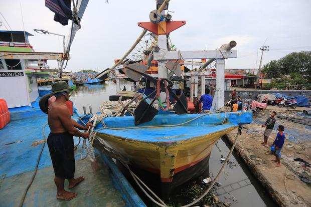Nelayan menyandarkan kapal di dermaga perikanan Karangsong, Indramayu, Jawa Barat, Senin (6/6/2022). Ratusan kapal nelayan besar di daerah tersebut tidak melaut sejak sebulan terakhir akibat terimbas kenaikan harga BBM jenis solar industri yang mencapai R