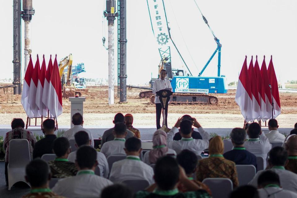 Presiden Joko Widodo menyampaikan sambutan saat Seremoni Implementasi Rencana Tahap Kedua Industri Baterai Listrik Terintegrasi LG Energy Solution di Kawasan Industri Terpadu Batang, Kabupaten Batang, Jawa Tengah, Rabu (8/6/2022). 