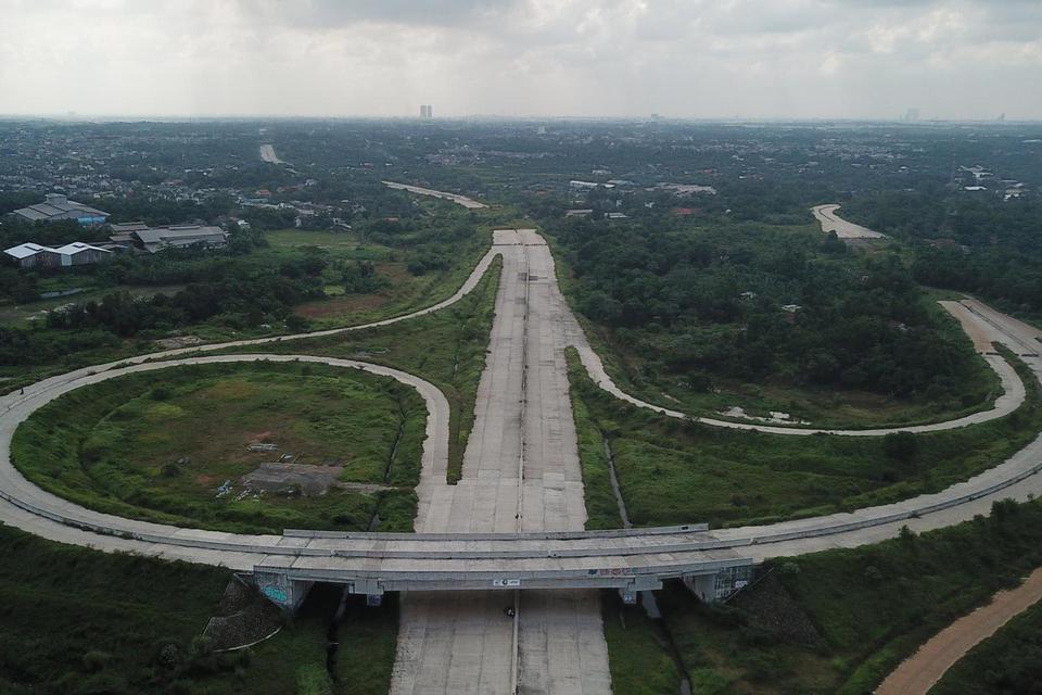 Foto udara pembangunan proyek jalan Tol Cimanggis-Cibitung seksi II di Setu, Kabupaten Bekasi, Jawa Barat, Rabu (8/6/2022).