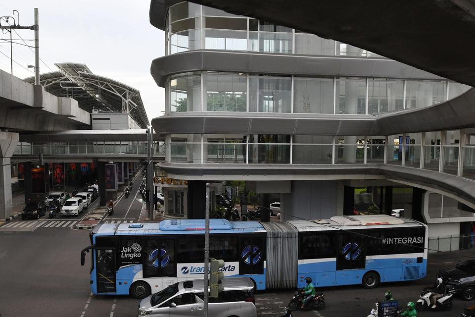 Bus TransJakarta melintas di dekat Halte TransJakarta Centrale Stichting Wederopbouw (CSW)Êdi Jalan Sisingamangaraja, Kebayoran Baru, Jakarta, Rabu (8/6/2022). 