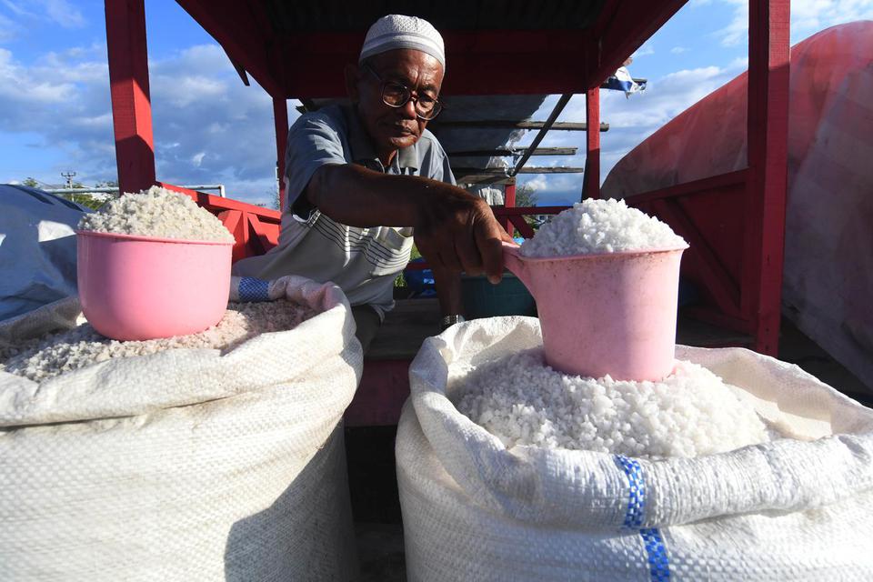 Pedagang garam menunggu pembeli di Palu, Sulawesi Tengah, Rabu (8/6/2022). Pedagang mengaku harus mendatangkan garam dari luar daerah diantaranya dari Sulawesi Selatan dan Surabaya untuk memenuhi kebutuhan garam di daerah tersebut karena hasil produksi pe