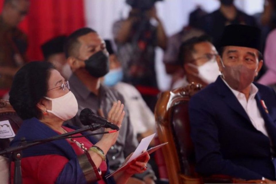 Presiden Kelima RI yang juga Ketua Umum DPP PDI Perjuangan Megawati Soekarnoputri bersama Presiden Joko Widodo saat memberikan sambutan pada Peresmian Masjid At Taufiq, di Lenteng Agung, Jakarta Selatan, Rabu (8/6/2022). ANTARA/HO-PDIP.