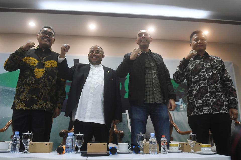 Sekjen PKS Aboe Bakar Al-Habsyi (kedua kiri) bersama Wakil Ketua Umum PKB Jazilul Fawaid (kiri), Wabendum PKB Nasim Khan (kedua kanan) dan Wabendum PKB Bertu Merlas (kanan) berpose di Kompleks Parlemen, Senayan, Jakarta, Kamis (9/6/2022).