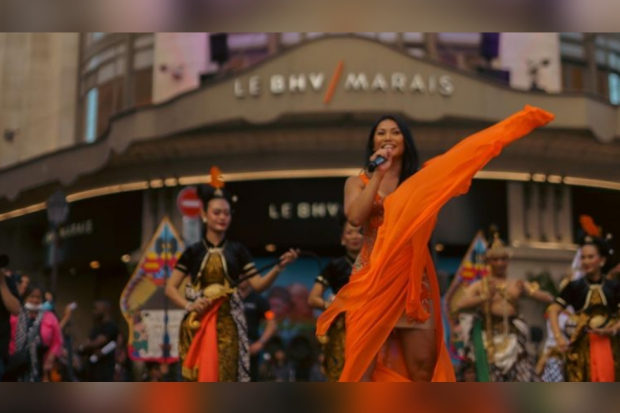 Anggun C. Sasmi di Paris