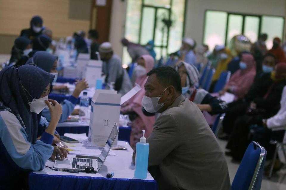 Petugas kesehatan mendata rekam medis seorang calon haji sebelum mengikuti tes usap PCR di Kantor MUI Kota Tangerang, Tangerang, Banten, Jumat (10/6/2022). 
