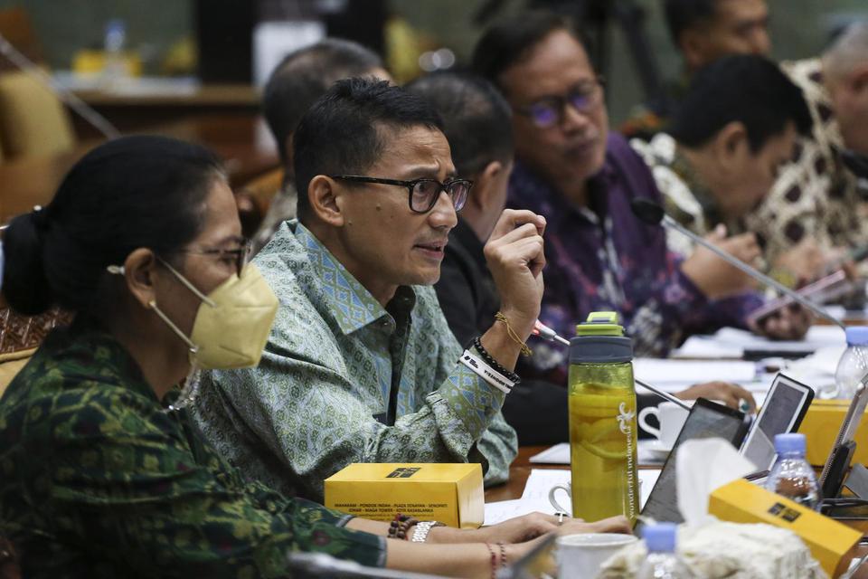 Menteri Pariwisata dan Ekonomi Kreatif (Menparekraf) Sandiaga Uno (kedua kiri) saat mengikuti rapat kerja dengan Komisi X DPR di Kompleks Parlemen, Senayan, Jakarta, Jumat (10/6/2022).