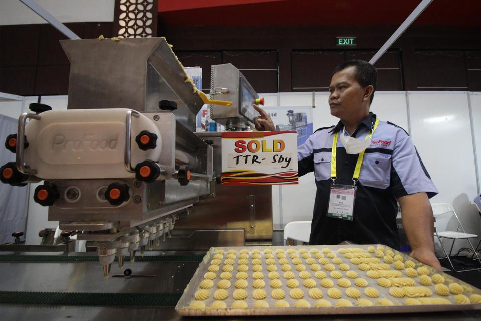 Pekerja membuat kue menggunakan mesin dalam kegiatan Indonesia Food Exhibition 2022 di Surabaya, Jawa Timur, Jumat (10/6/2022).