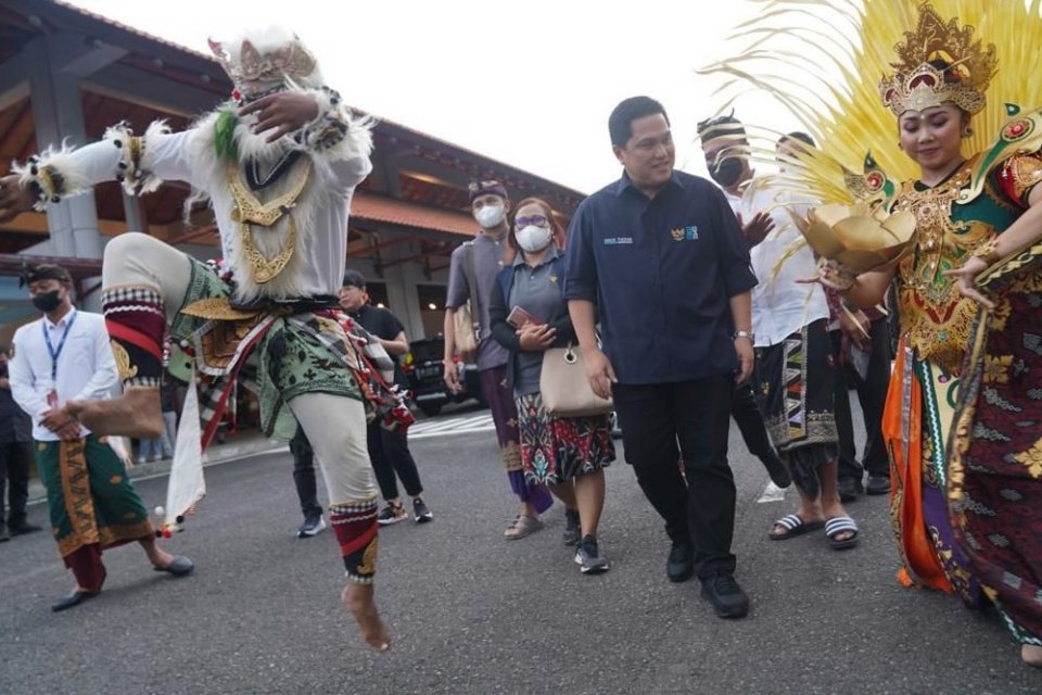 Erick Thohir saat meninjau festival kebudayaan di Bandara Ngurah Rai, Bali, Jumat (10/6).
