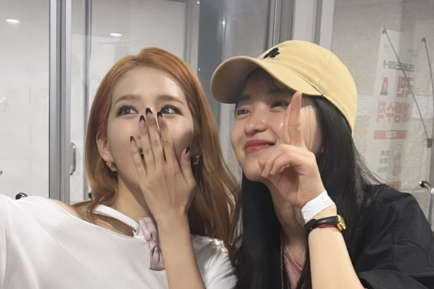 Kim Tae Ri dan Exy WJSN di konser WJSN