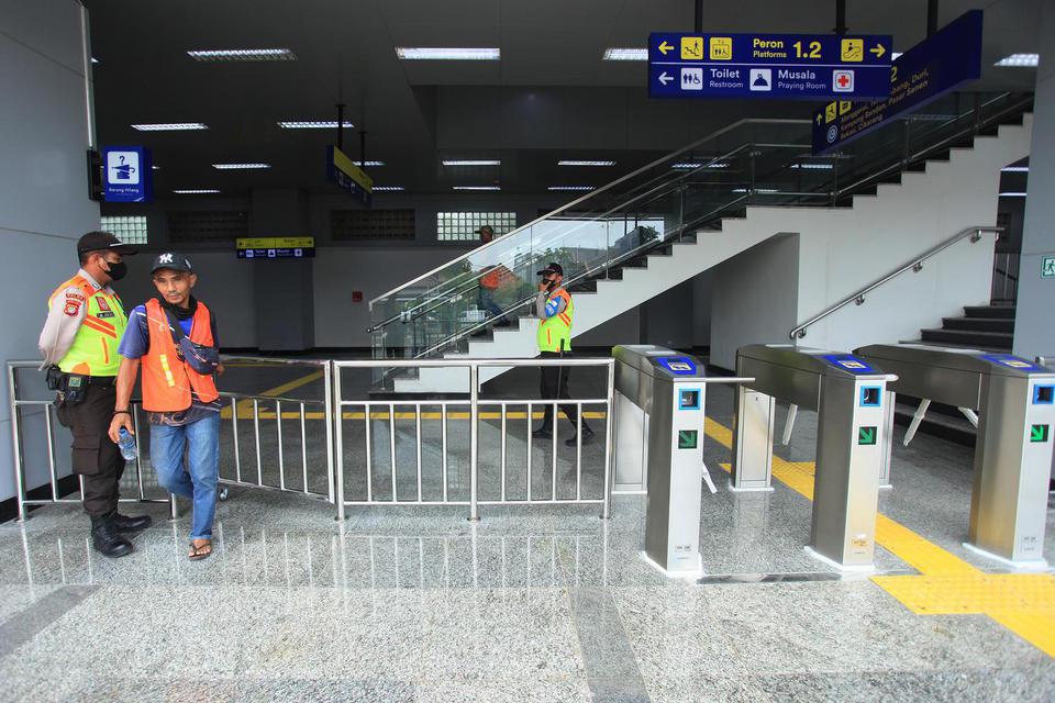 Pekerja berada di Stasiun Matraman, Jakarta, Senin (13/6/2022). KAI Commuter bersama Direktorat Jenderal Perkeretaapian Kementerian Perhubungan dan PT KAI Daop 1 akan mengoperasikan Stasiun Matraman yang berada di antara Stasiun Manggarai dan Stasiun Ja