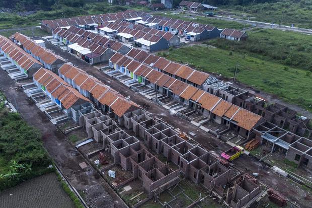 Foto udara pembangunan sebuah perumahan bersubsidi di Kota Tasikmalaya, Jawa Barat, Selasa (14/6/2022). Pemerintah menyiapkan pembiayaan rumah bersubsidi melalui Fasilitas Likuiditas Pembiayaan Perumahan (FLPP) pada tahun 2023 sebanyak 220 ribu unit atau 