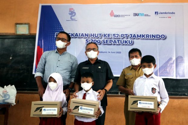 Jamkrindo Distribusikan Bantuan 5.200 Pasang Sepatu untuk Anak Sekolah