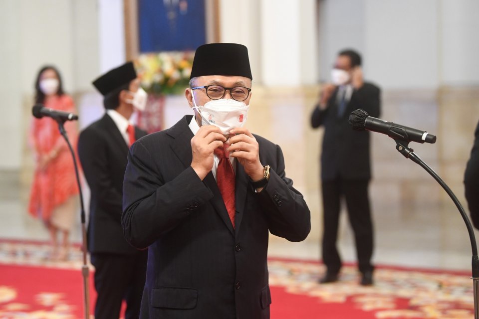 Ketua Umum PAN Zulkifli Hasan merapikan masker sebelum upacara pelantikan menteri dan wakil menteri Kabinet Indonesia Maju sisa masa jabatan periode 2019-2024 di Istana Negara, Rabu (15/6/2022).