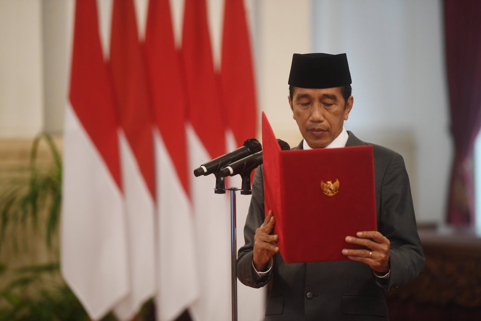 Presiden Joko Widodo membacakan sumpah saat upacara pelantikan menteri dan wakil menteri Kabinet Indonesia Maju sisa masa jabatan periode 2019-2024 di Istana Negara, Rabu (15/6/2022). 