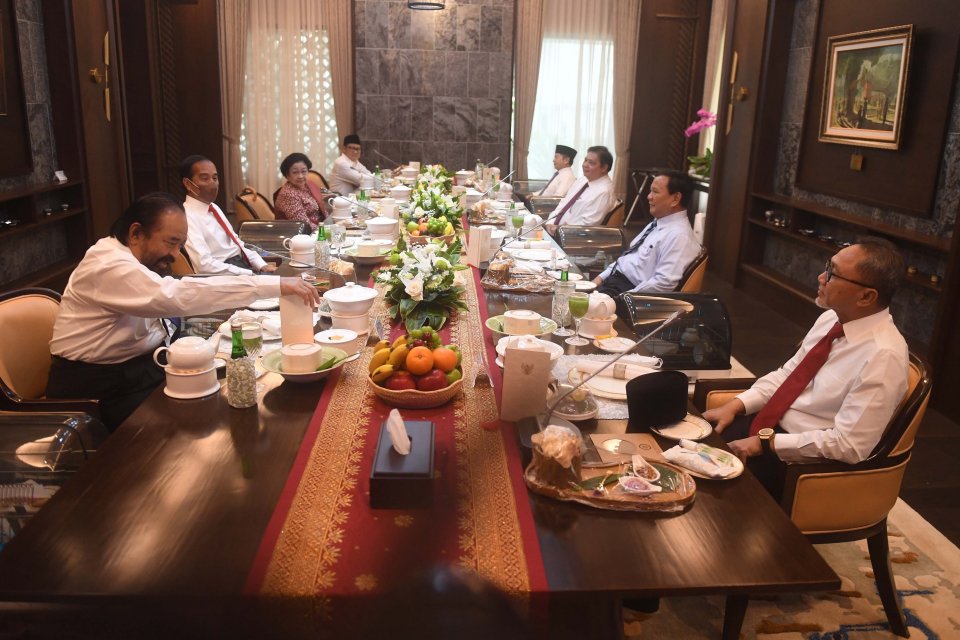 Presiden Joko Widodo (kedua kiri) melakukan jamuan makan siang dengan ketua umum parpol di presidensial lounge di kompleks Istana Kepresidenan J