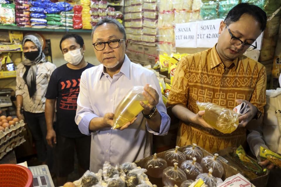 Menteri Perdagangan Zulkifli Hasan (Kedua kanan) didampingi Wakil Menteri Jerry Sambuaga (kanan) meninjau harga minyak goreng curah di Pasar Cibubur, Jakarta, Kamis (16/6/2022). Kunjungan tersebut dilakukan untuk melihat dan memantau langsung harga bahan 