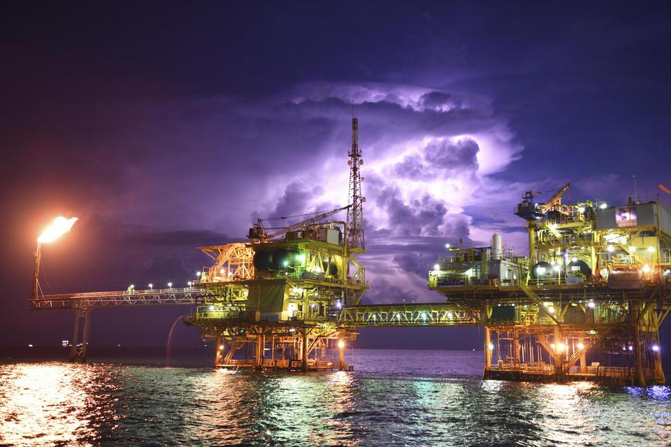 Aktivitas Pertamina Hulu Energi Offshore Southeast Sumatra (PHE OSES) di Perairan Kepulauan Seribu, Jakarta, Selasa (14/6/2022). Kementerian Koordinator Bidang Perekonomian memprediksi Indonesian Crude Price (ICP) masih akan mengalami kenaikan sepanjang t