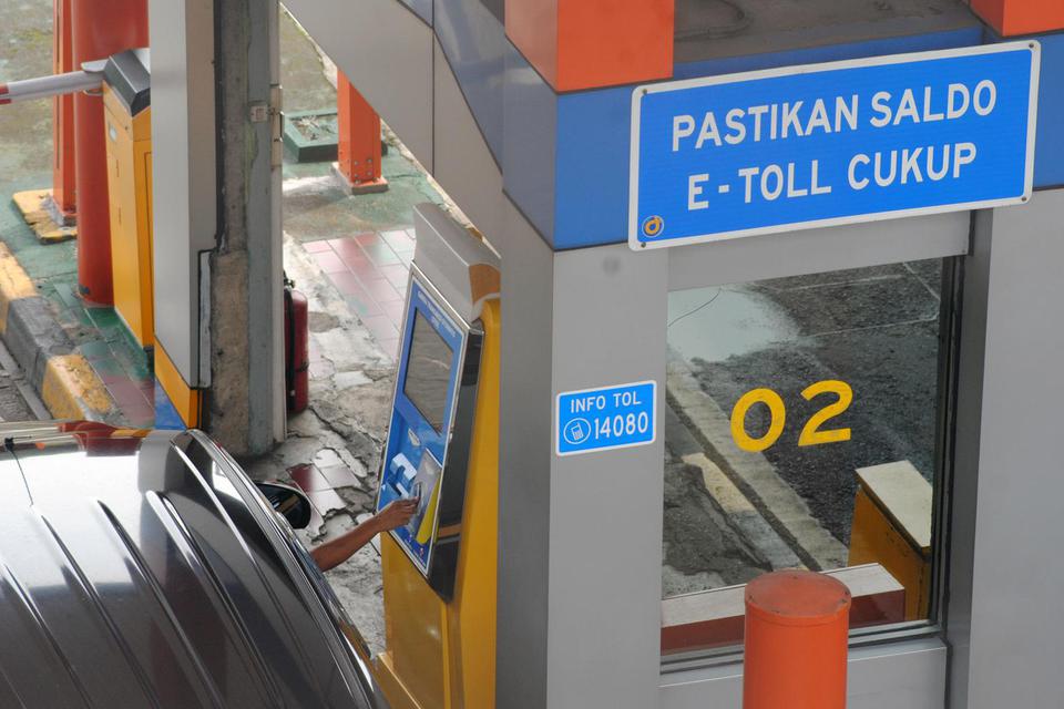 Pengendara mobil menempelkan kartu elektronik untuk pembayaran tol di Gerbang Tol Bogor, Jawa Barat, Rabu (15/6/2022). Kementerian Pekerjaan Umum dan Perumahan Rakyat (PUPR) melalui Badan Pengatur Jalan Tol (BPJT) akan menerapkan tahap uji coba masuk jala