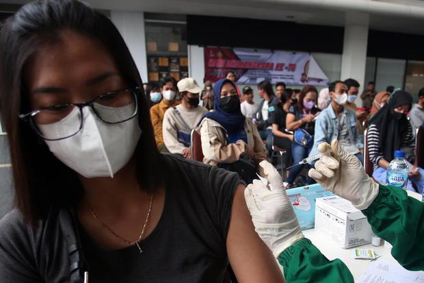 Petugas kesehatan menyuntikan vaksin COVID-19 kepada seorang warga saat vaksinasi yang diselenggarakan Polres Tangerang Kota dalam rangka HUT Bhayangkara Ke-76 di Neglasari, Tangerang, Banten, Rabu (15/6/2022). Munculnya COVID-19 subvarian Omicron BA.4 da