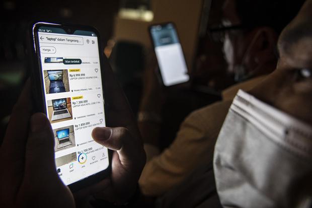 Warga menggunakan perangkat elektronik untuk berbelanja daring di salah satu situs belanja daring di Jakarta, Rabu (15/6/2022). Direktorat Jenderal Pajak (DJP) Kementerian Keuangan berencana menarik bea meterai Rp10 ribu untuk pelanggan platform digital t