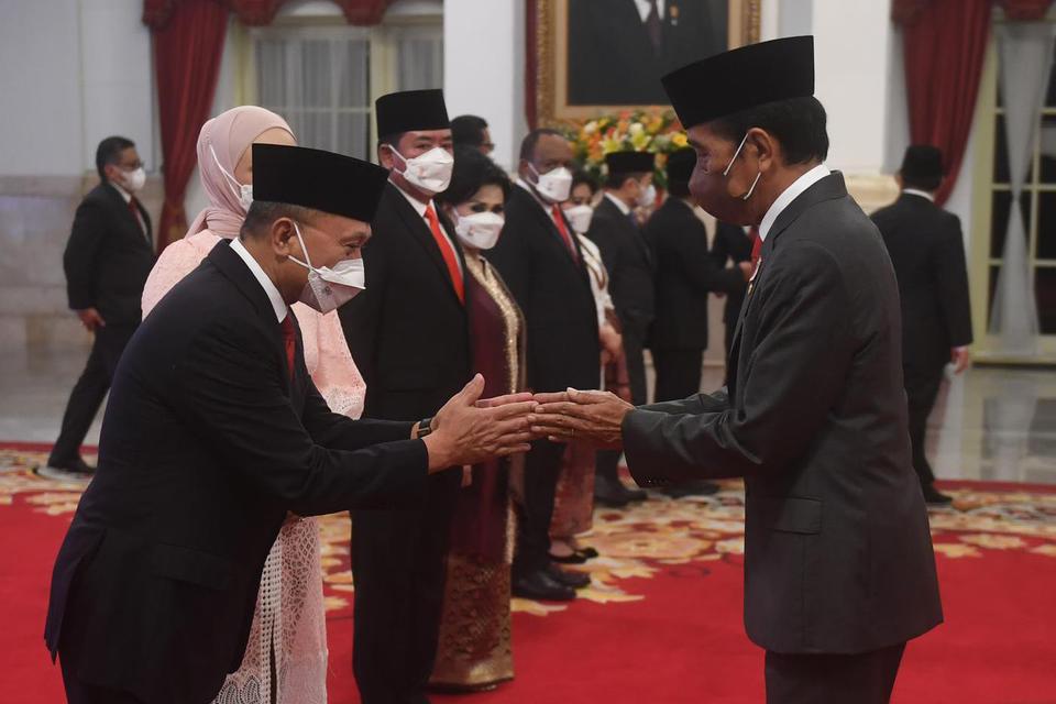 Presiden Joko Widodo (kanan) menyampaikan selamat kepada Menteri Perdagangan Zulkifli Hasan (kiri) usai upacara pelantikan menteri dan wakil menteri Kabinet Indonesia Maju di Istana Negara, Rabu (15/6/2022). 