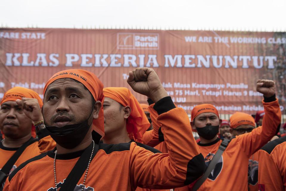 Sejumlah buruh melakukan aksi unjuk rasa di depan gedung DPR, Jakarta, Rabu (15/6/2022). Dalam aksinya mereka menyampaikan lima tuntutan yaitu menolak revisi UU PPP, menolak Omnibus Law UU Cipta Kerja, menolak masa kampanye 75 hari atau harus 9 bulan sesu