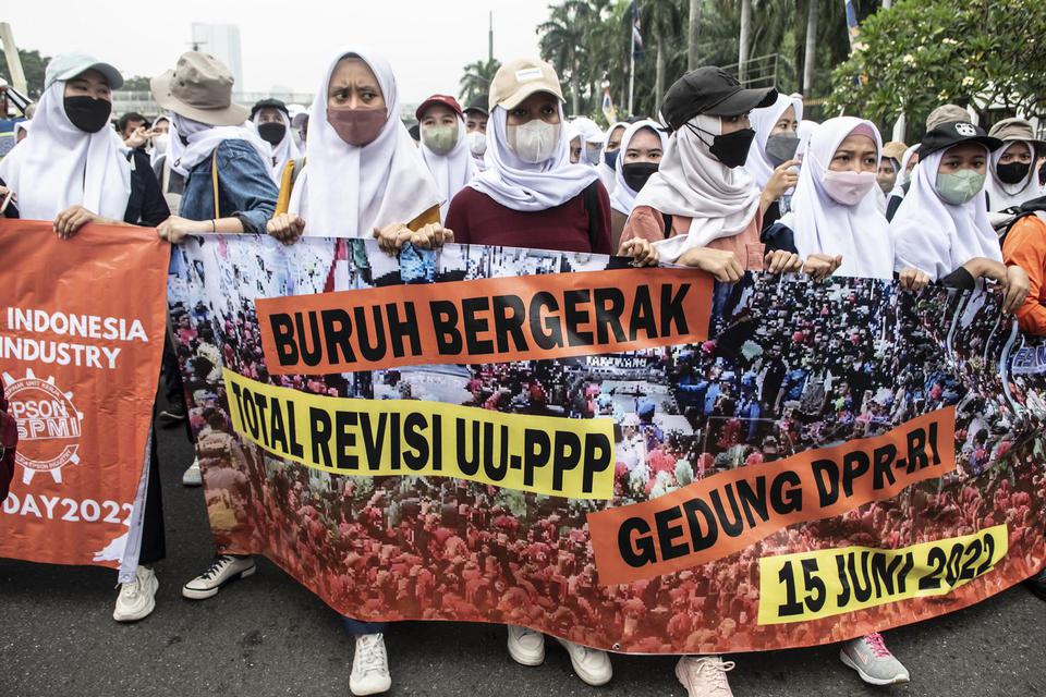 Sejumlah buruh perempuan melakukan aksi unjuk rasa di depan gedung DPR, Jakarta, Rabu (15/6/2022). 