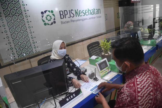 Petugas melayani warga di loket BPJS Kesehatan Jakarta Pusat, Jakarta, Jumat (17/6/2022). Badan Penyelenggara Jaminan Sosial (BPJS) Kesehatan berencana menghapus kelas 1, 2, dan 3 dan menggantikannya ke Kelas Rawat Inap Standar (KRIS) pada Juli 2022.