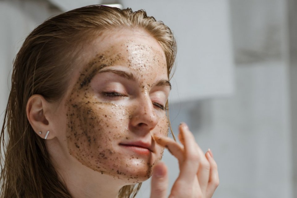Ilustrasi, seorang wanita menggunakan scrub wajah. Scrub wajah digunakan untuk eksfoliasi sehingga sel-sel kulit yang mati dan rusak dapat terangkat, menghasilkan wajah yang lebih halus dan sehat. Berikut rekomendasi scrub wajah yang bagus.