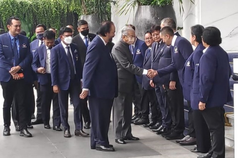 Suasana penyambutan kunjungan Mantan Perdana Menteri Malaysia Mahathir Mohamad ke Kantor DPP NasDem atau NasDem Tower, Jakarta, Jumat (17/6/2022). ANTARA/Tri Meilani Ameliya.