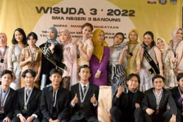 Potret Wisuda Camillia Laetitia Azzahra