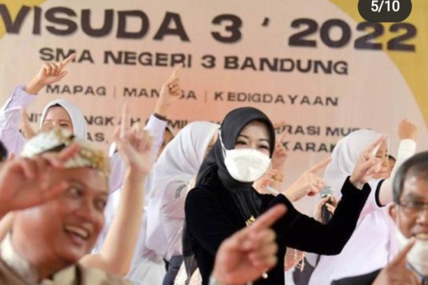 Potret Wisuda Camillia Laetitia Azzahra