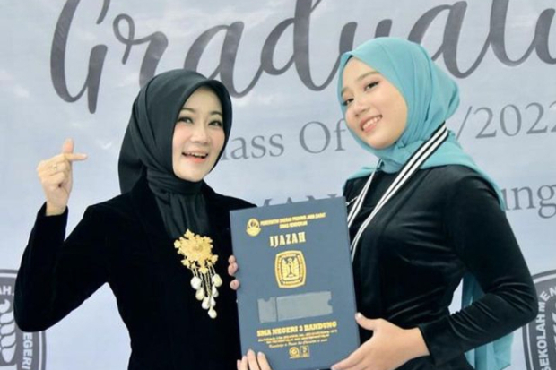 Potret Wisuda Camillia Laetitia Azzahra
