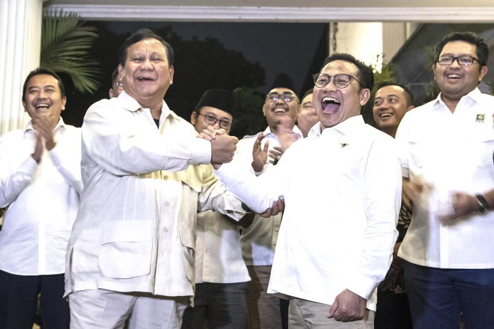 Ketua Umum Partai Gerindra Prabowo Subianto (kiri) berjabat tangan dengan Ketua Umum PKB Muhaimin Iskandar (kanan) usai melakukan pertemuan di Kertanegara, Jakarta, Sabtu (18/6/2022). 