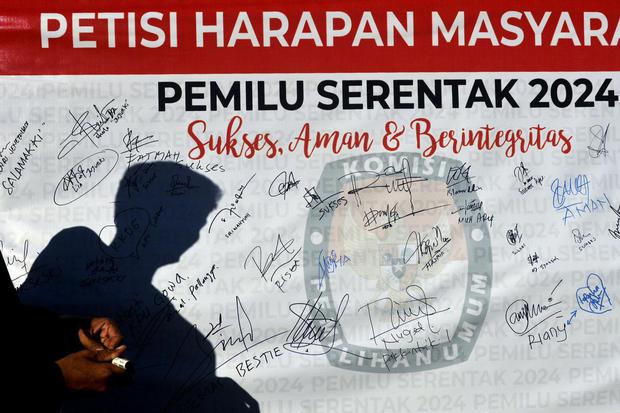 Warga menandatangani petisi harapan masyarakat pada sosialisasi tahapan Pemilu 2024 di Taman Sultan Hasanuddin, Kabupaten Gowa, Sulawesi Selatan, Minggu (19/6/2022). 