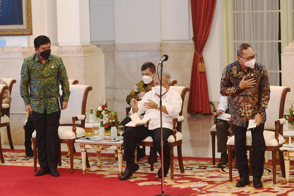 Menteri Perdagangan Zulkifli Hasan (kanan) dan Menteri ATR/Kepala BPN Hadi Tjahjanto (kiri) diperkenalkan oleh Presiden Joko Widodo saat mengikuti rapat kabinet paripurna di Istana Negara, Jakarta, Senin (20/6/2022). Rapat kabinet paripurna tersebut memba