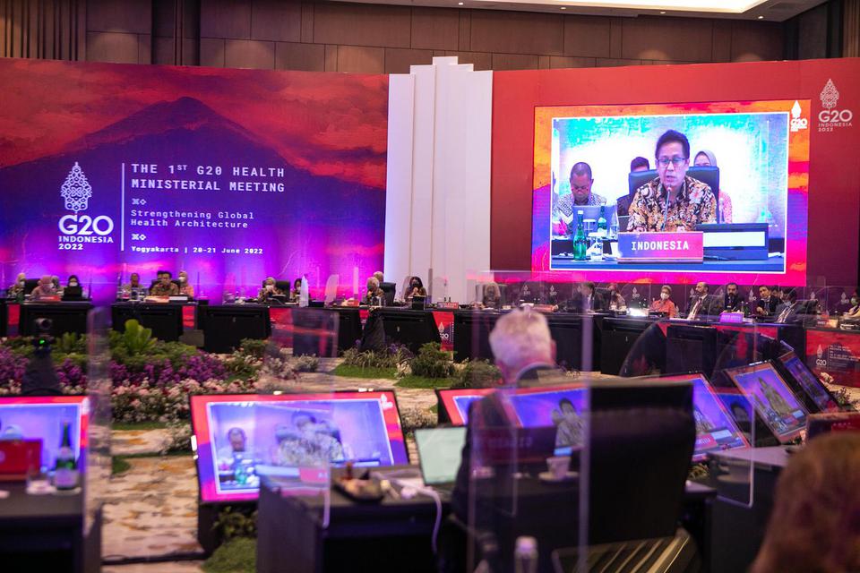Menteri Kesehatan Budi Gunadi Sadikin (tiga kiri) menutup pertemuan pertama Health Ministerial Meeting (HMM) G20 Indonesia di Sleman, DI Yogyakarta, Senin (20/6/2022). 